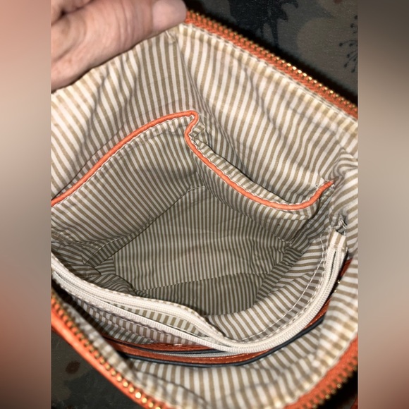 Mia K Expandable Leather Crossbody bag - Picture 6 of 10